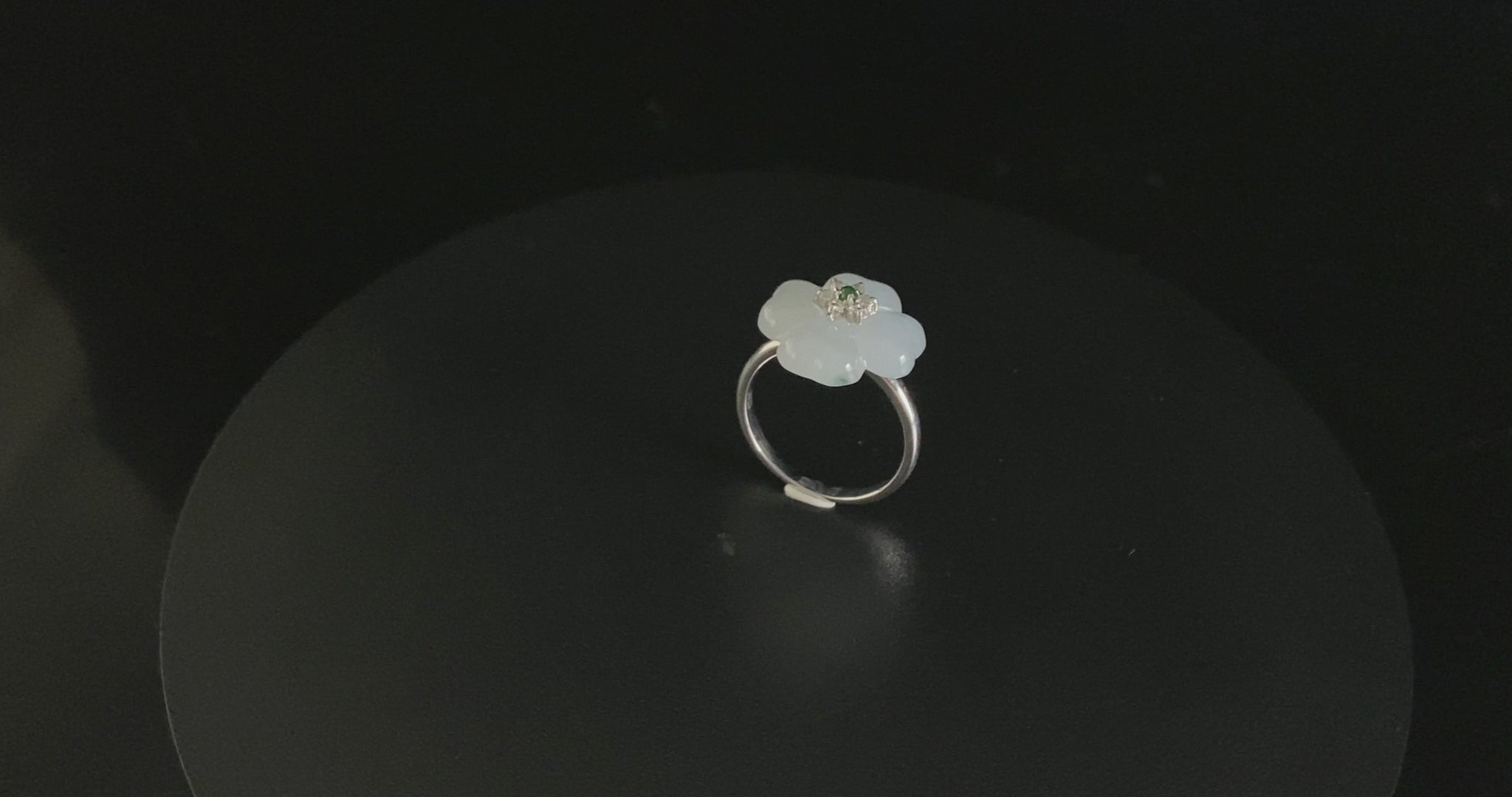 Frosty Clouds Flower With Green · Nature Burmese Jadeite Ring (17mm)