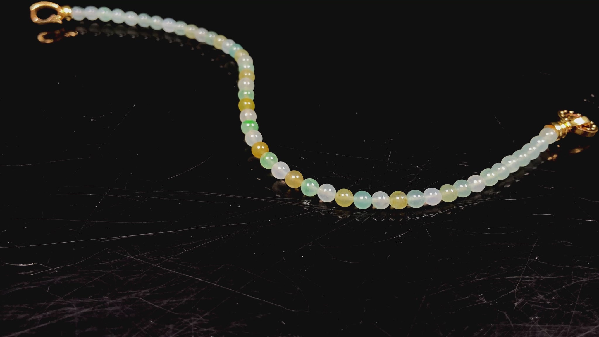 A jadeite beaded bracelet interwoven with gradient light green, lemon yellow and icy white.