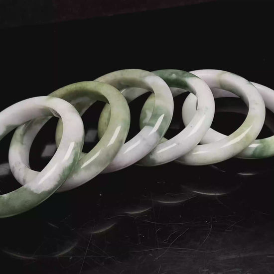 Snowy bamboo streaming lightly  jadeite bangles.