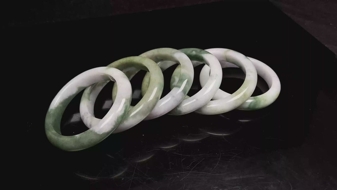 Snowy bamboo streaming lightly  jadeite bangles.