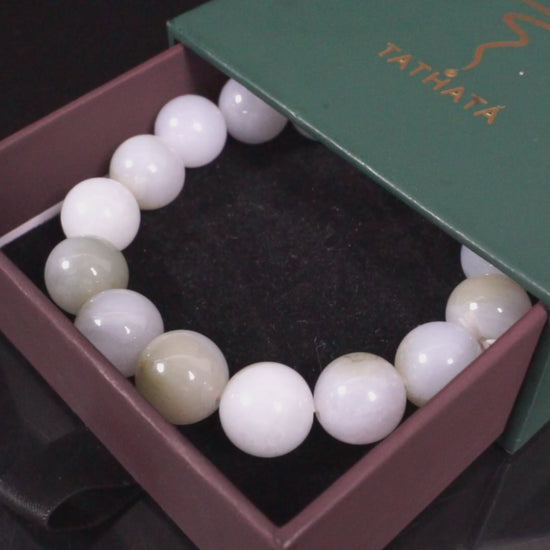 A white-pale yellow gradient jadeite beads bracelet.