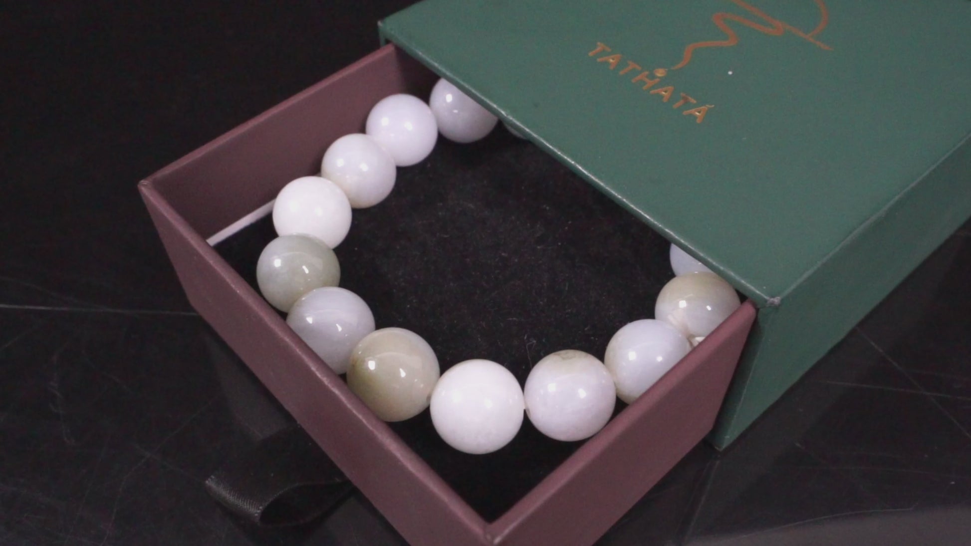 A white-pale yellow gradient jadeite beads bracelet.