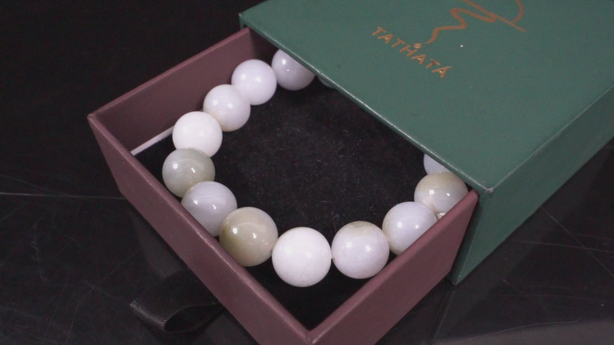 A white-pale yellow gradient jadeite beads bracelet.