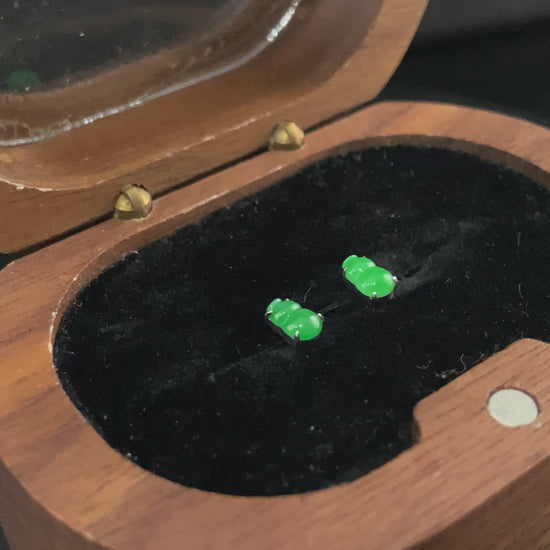 A lucky pair green gourd jadeite earring.