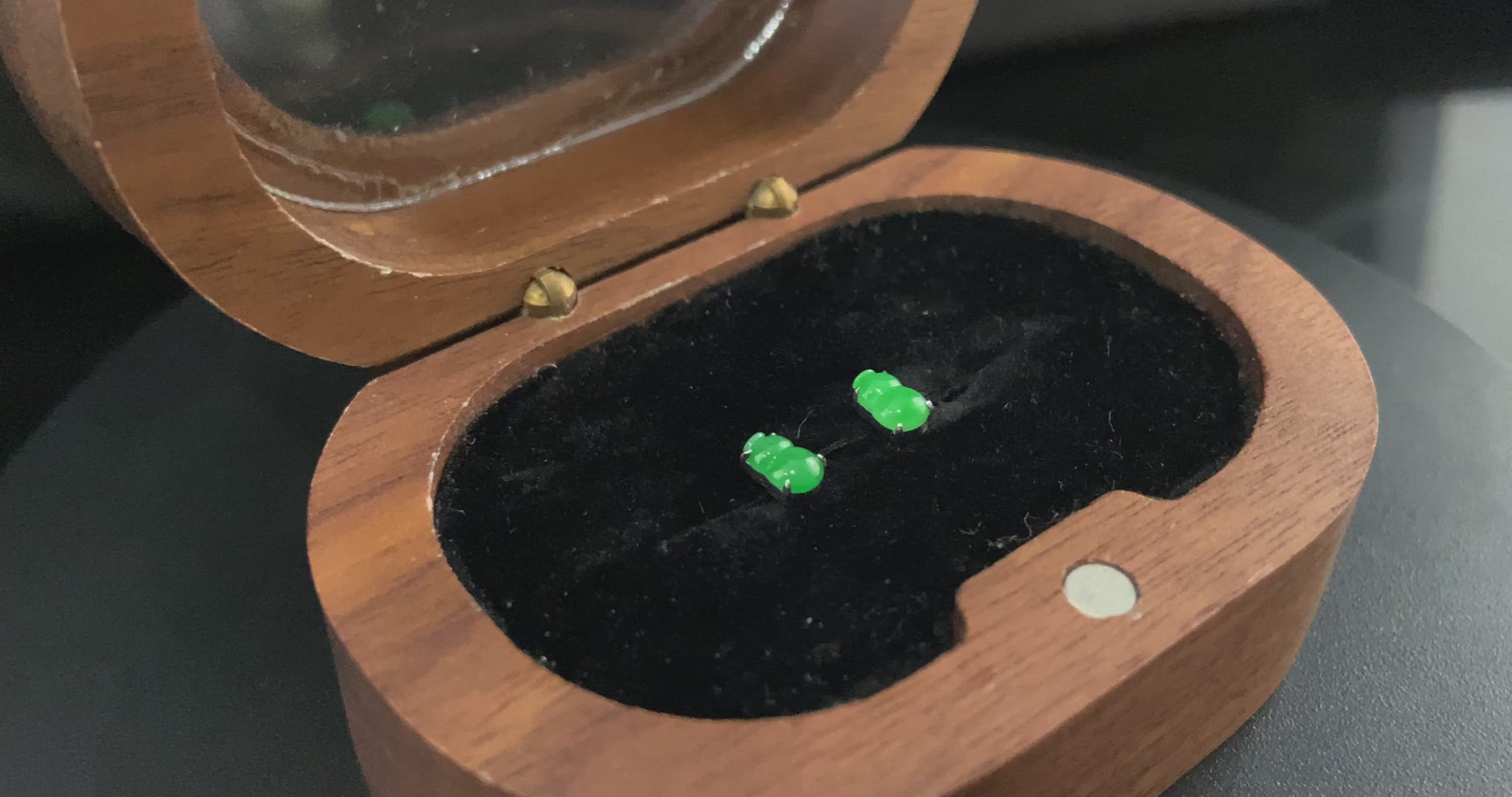A lucky pair green gourd jadeite earring.