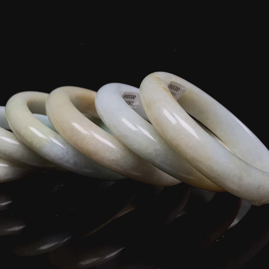 Golden shimmers sprinkling lightly jadeite bangle.