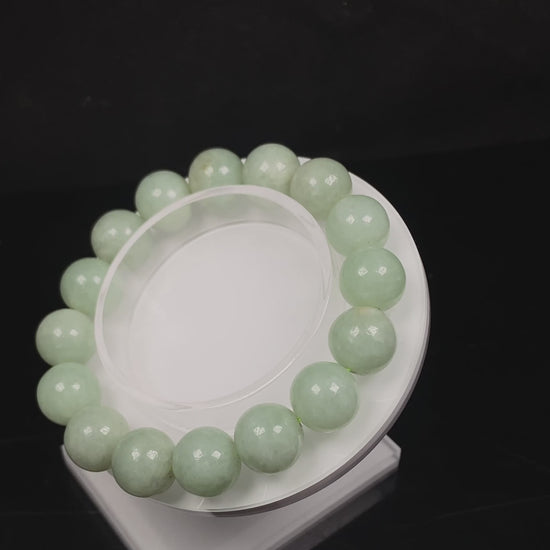 A apple green jade strand jadeite beads bracelet.