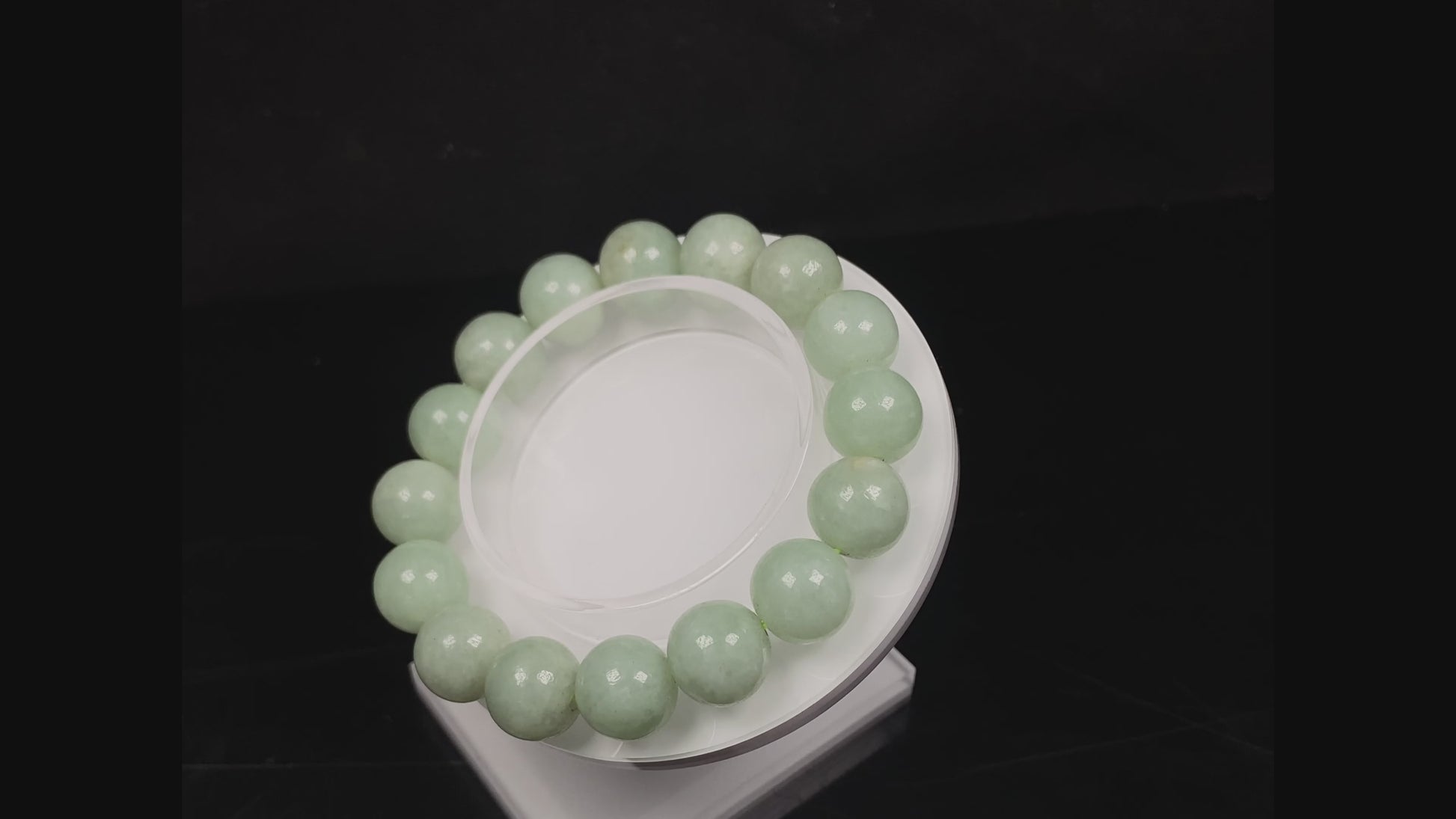 A apple green jade strand jadeite beads bracelet.