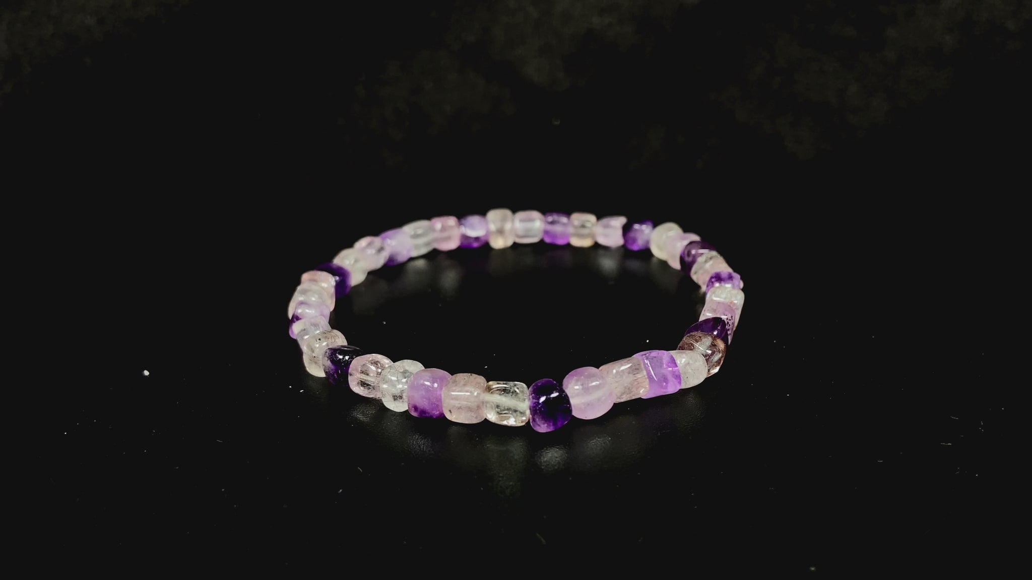 A mixed purple and clear tones crystal beads bracelet.