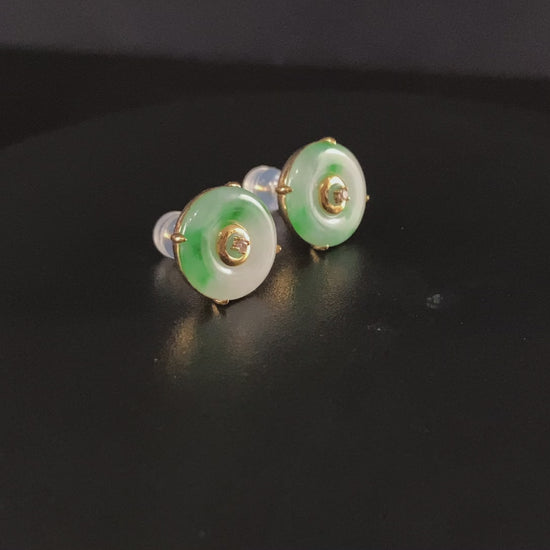 A breeze green peace discs jadeite earring.