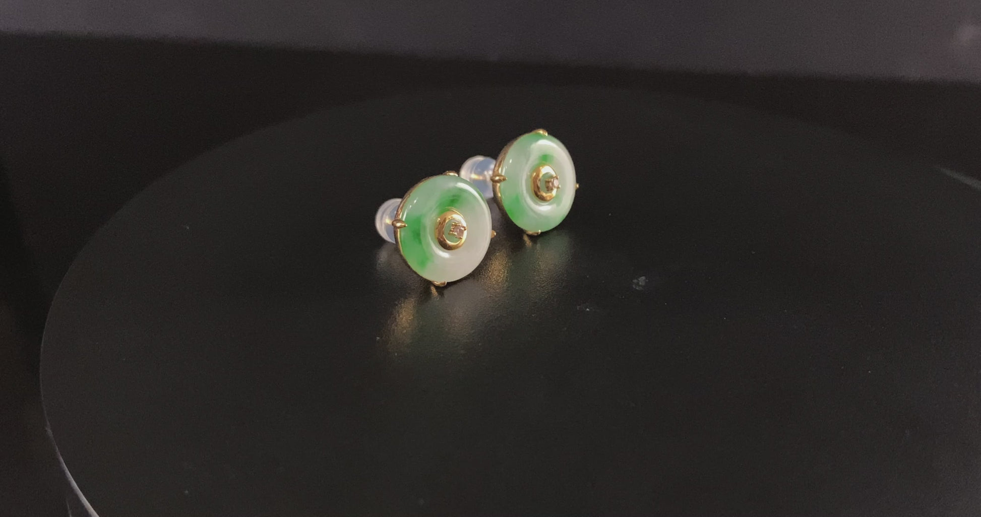 A breeze green peace discs jadeite earring.