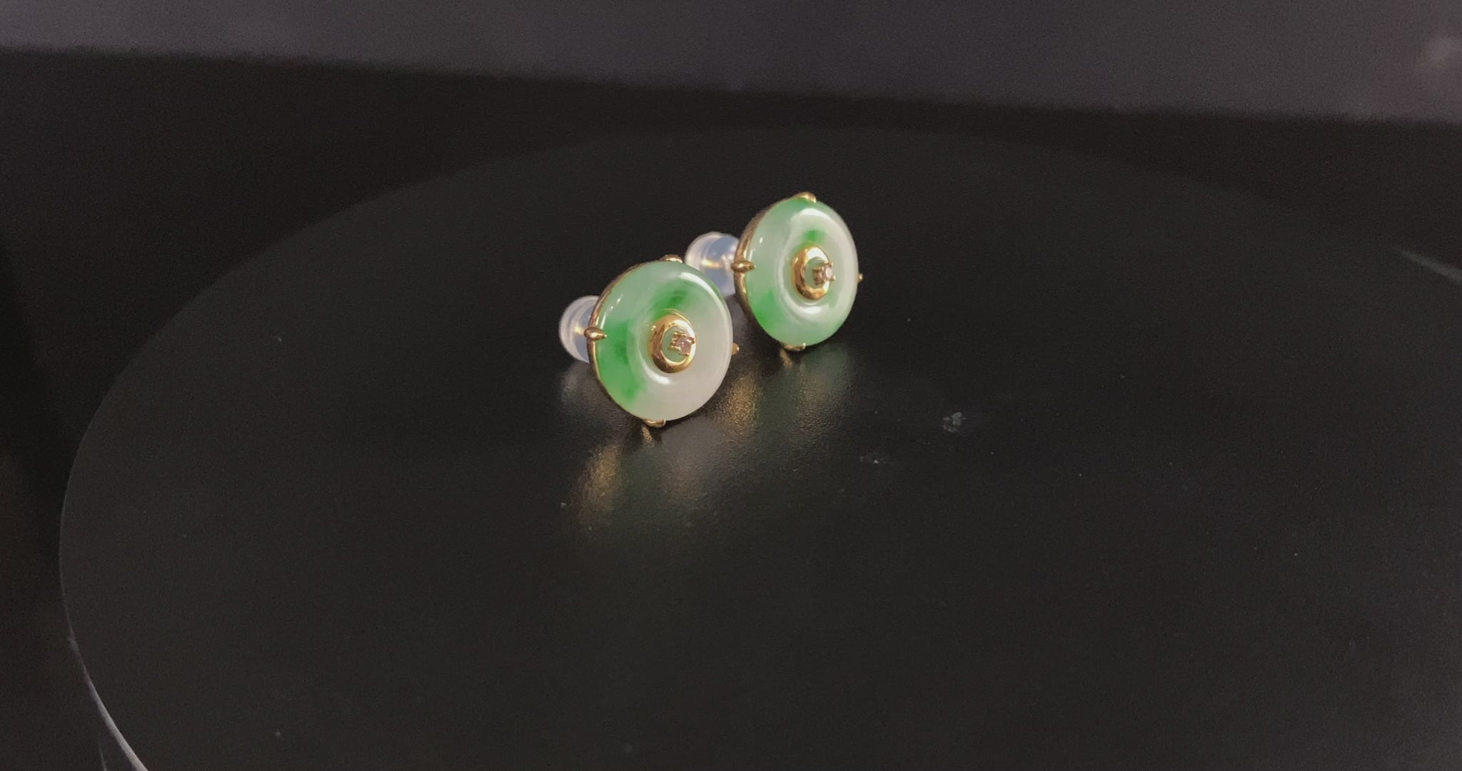 A breeze green peace discs jadeite earring.