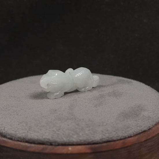 A snowy white vigorous tiger loose jadeite.