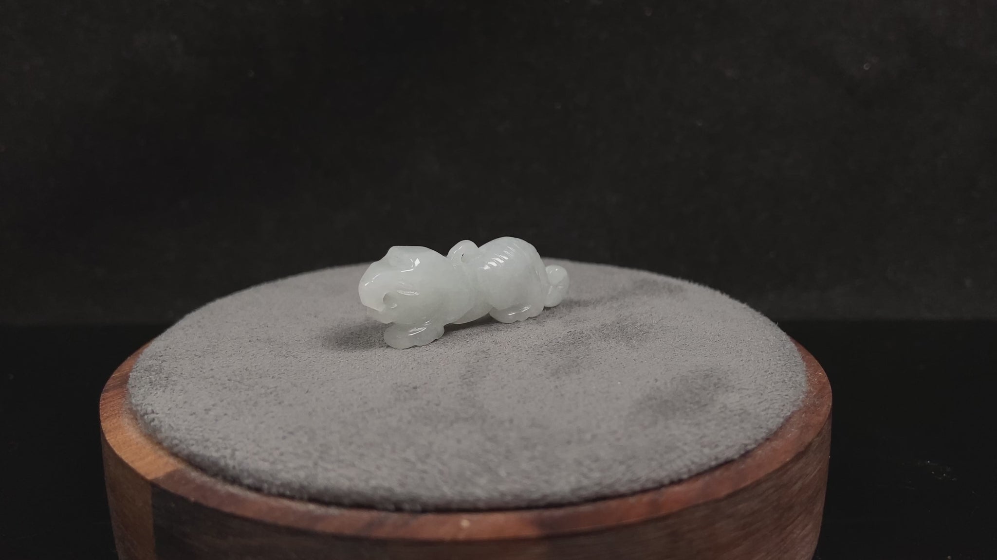 A snowy white vigorous tiger loose jadeite.