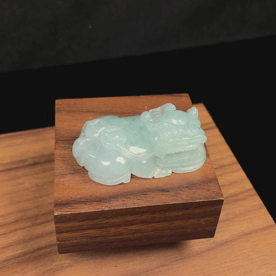 A white green Overlord Pixiu loose jadeite.