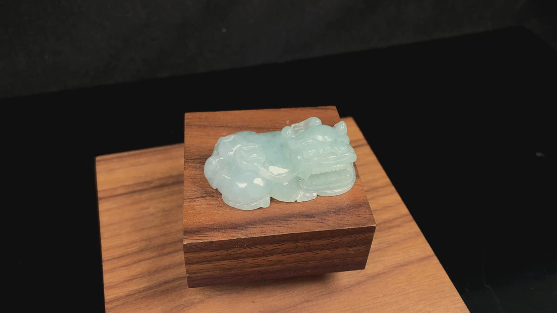 A white green Overlord Pixiu loose jadeite.