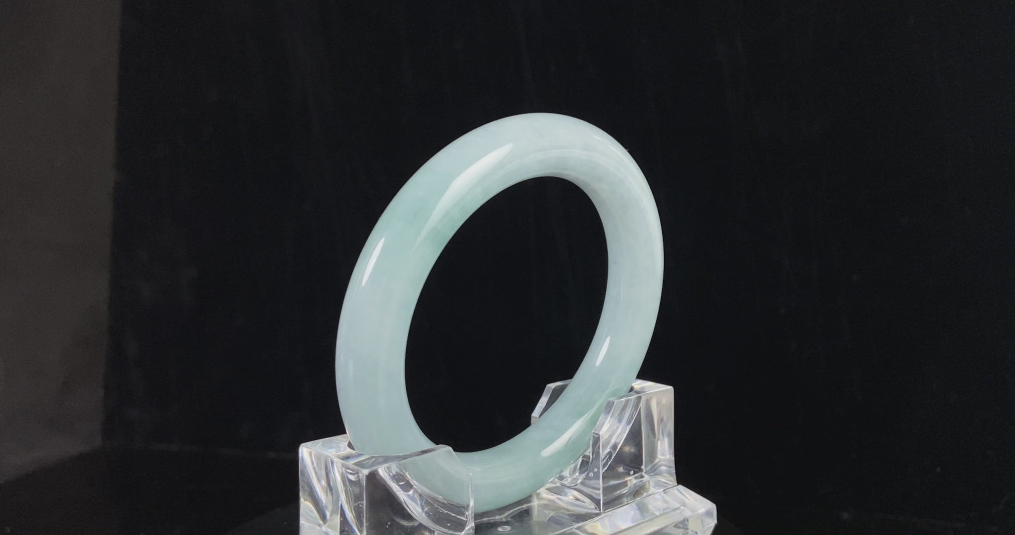 Cream Ice Blue · Nature Burmese Jadeite Round Bangle
