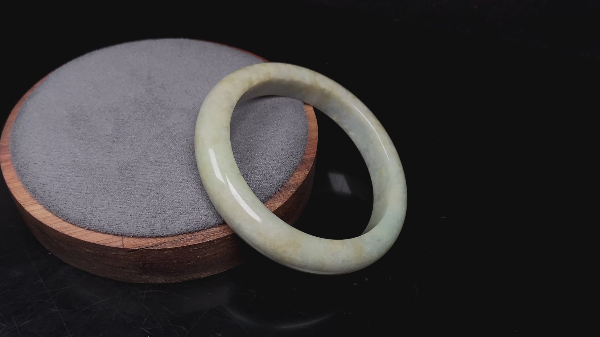 Golden shimmers sprinkling lightly jadeite bangle.