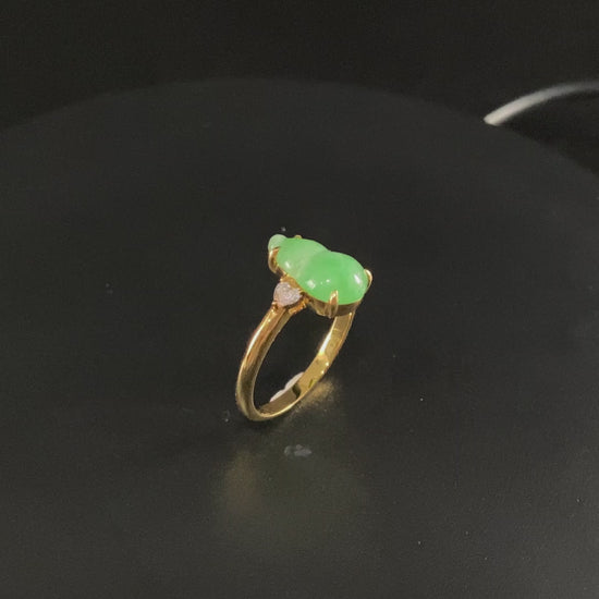 A prosperity gourd jadeite ring.