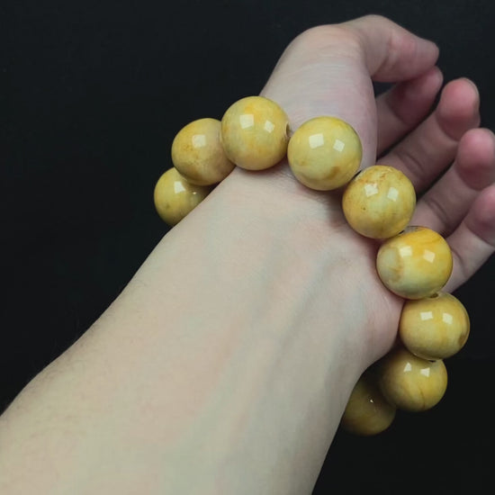 A warm sugar yellow jadeite beads bracelet.