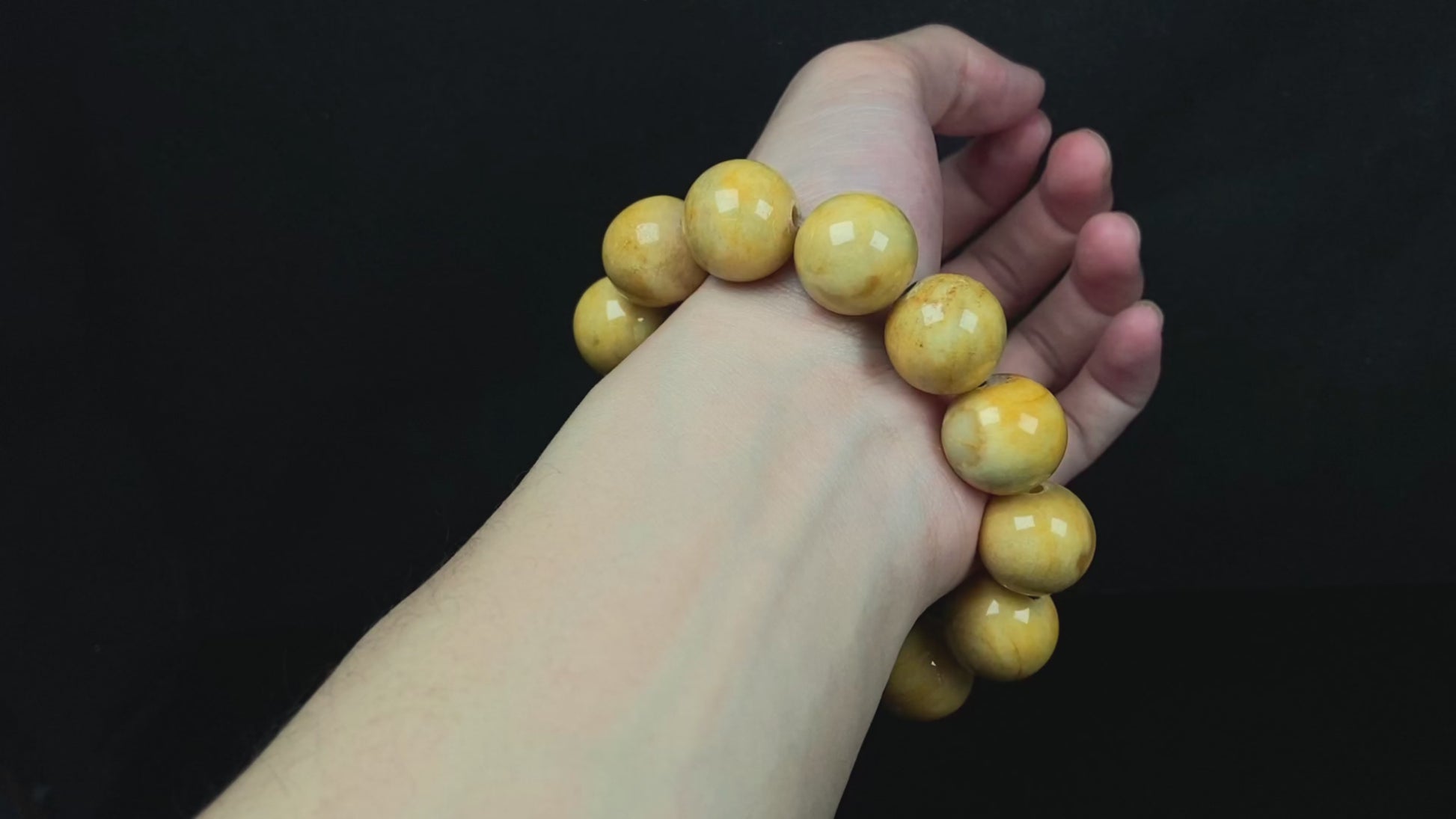 A warm sugar yellow jadeite beads bracelet.