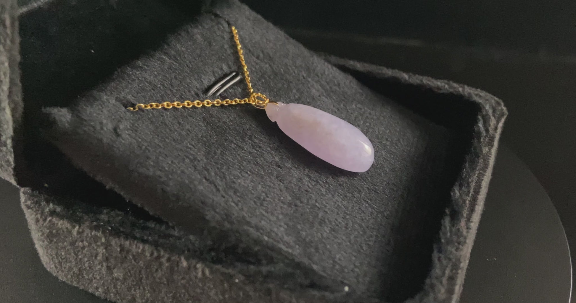 A lilac crown melon jadeite pendant.