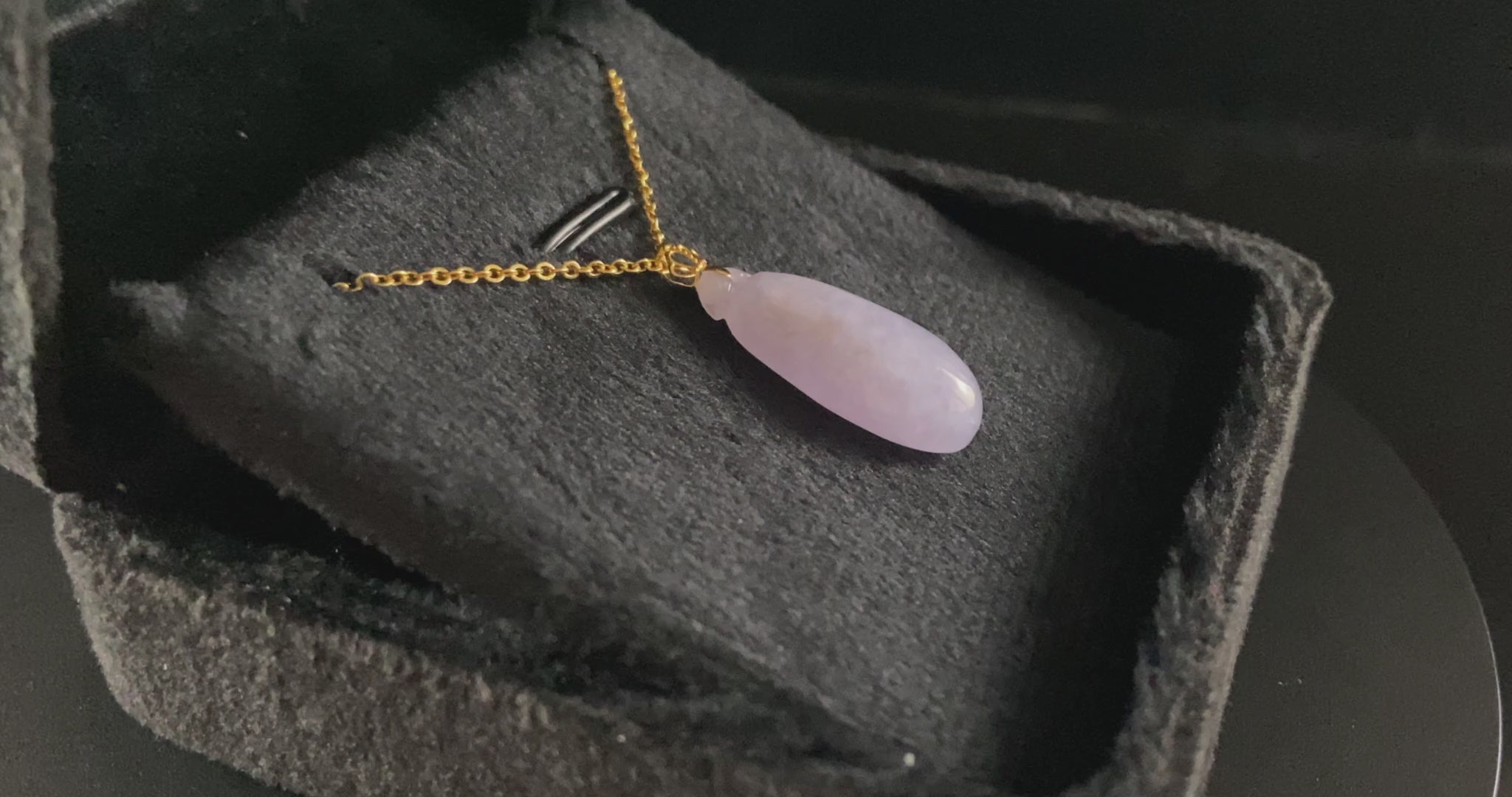 A lilac crown melon jadeite pendant.