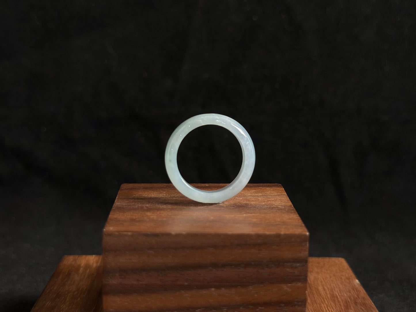 This elegant ring features white jadeite with a delicate icy transparency.