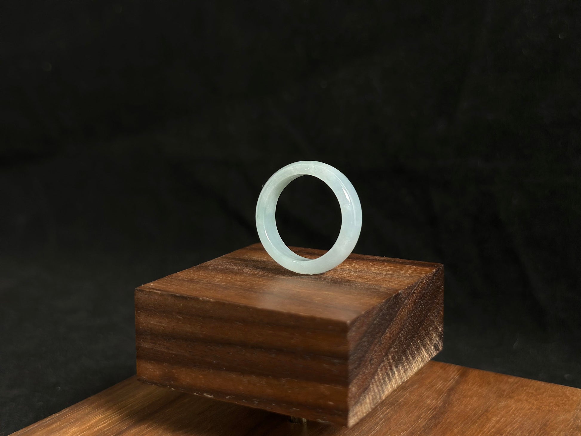 This elegant ring features white jadeite with a delicate icy transparency.