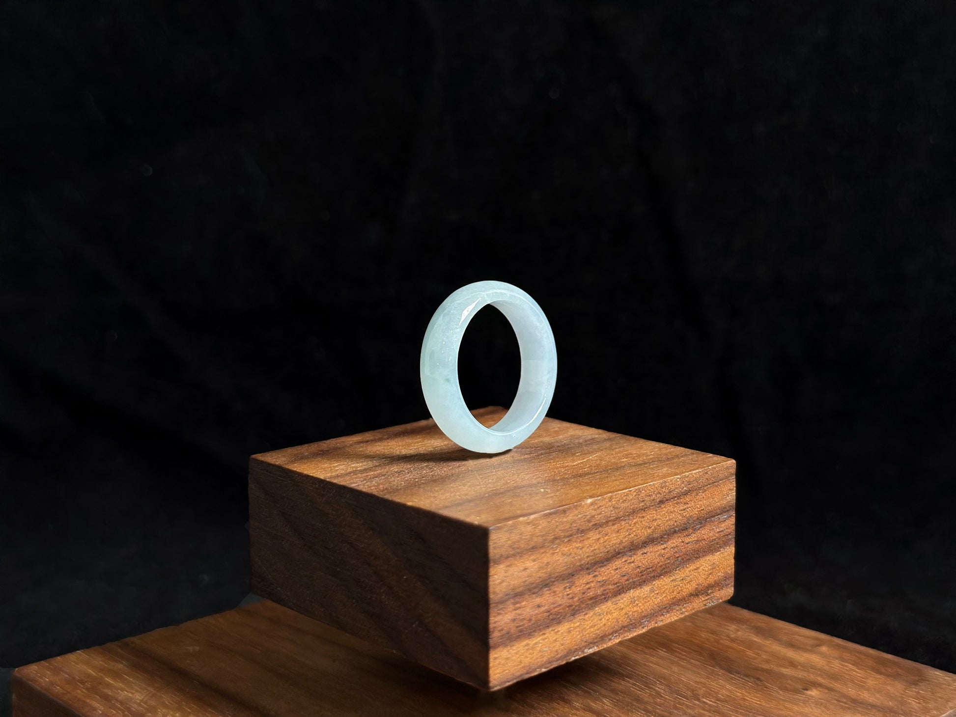 This elegant ring features white jadeite with a delicate icy transparency.