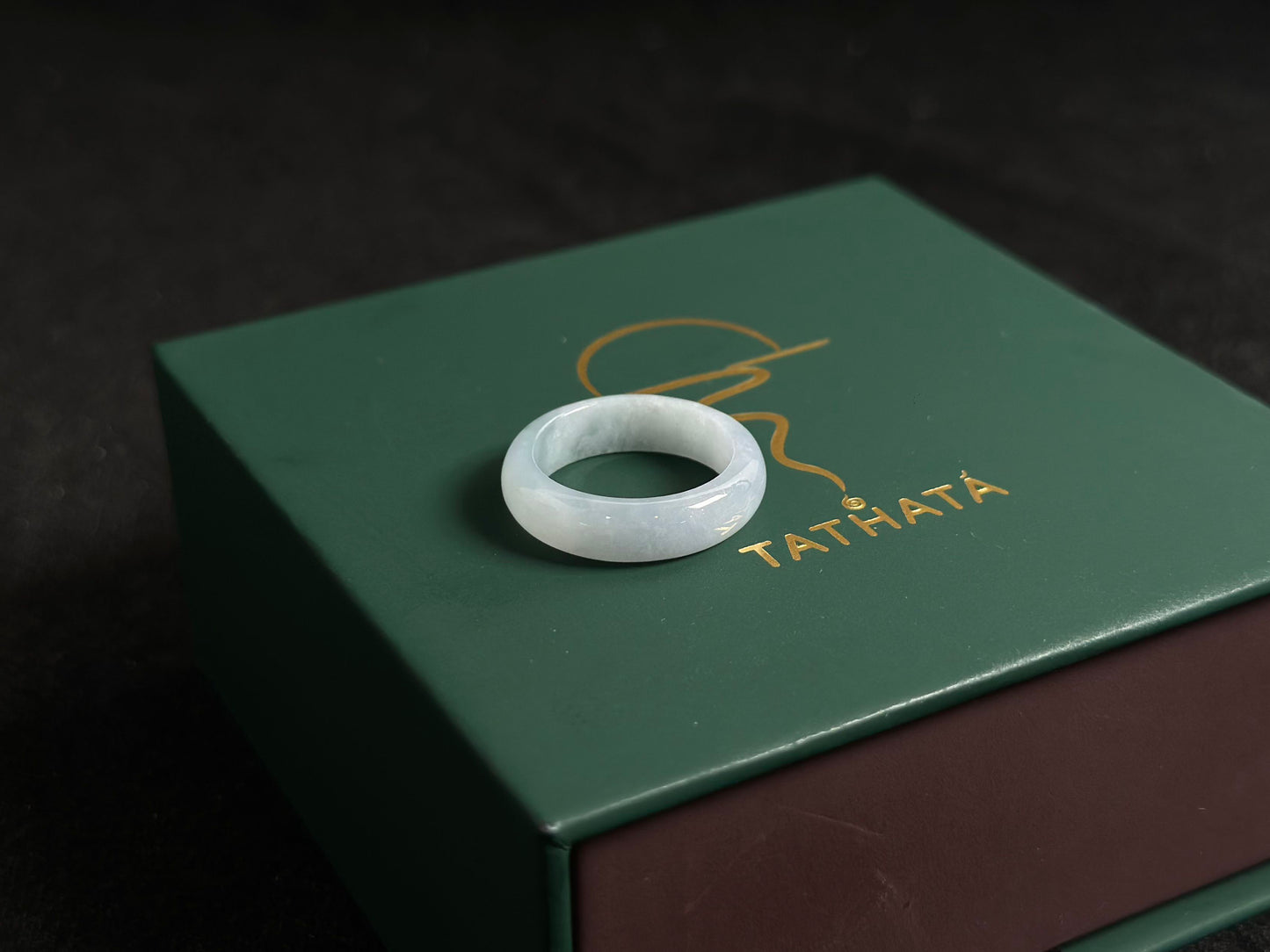 This elegant ring features white jadeite with a delicate icy transparency.