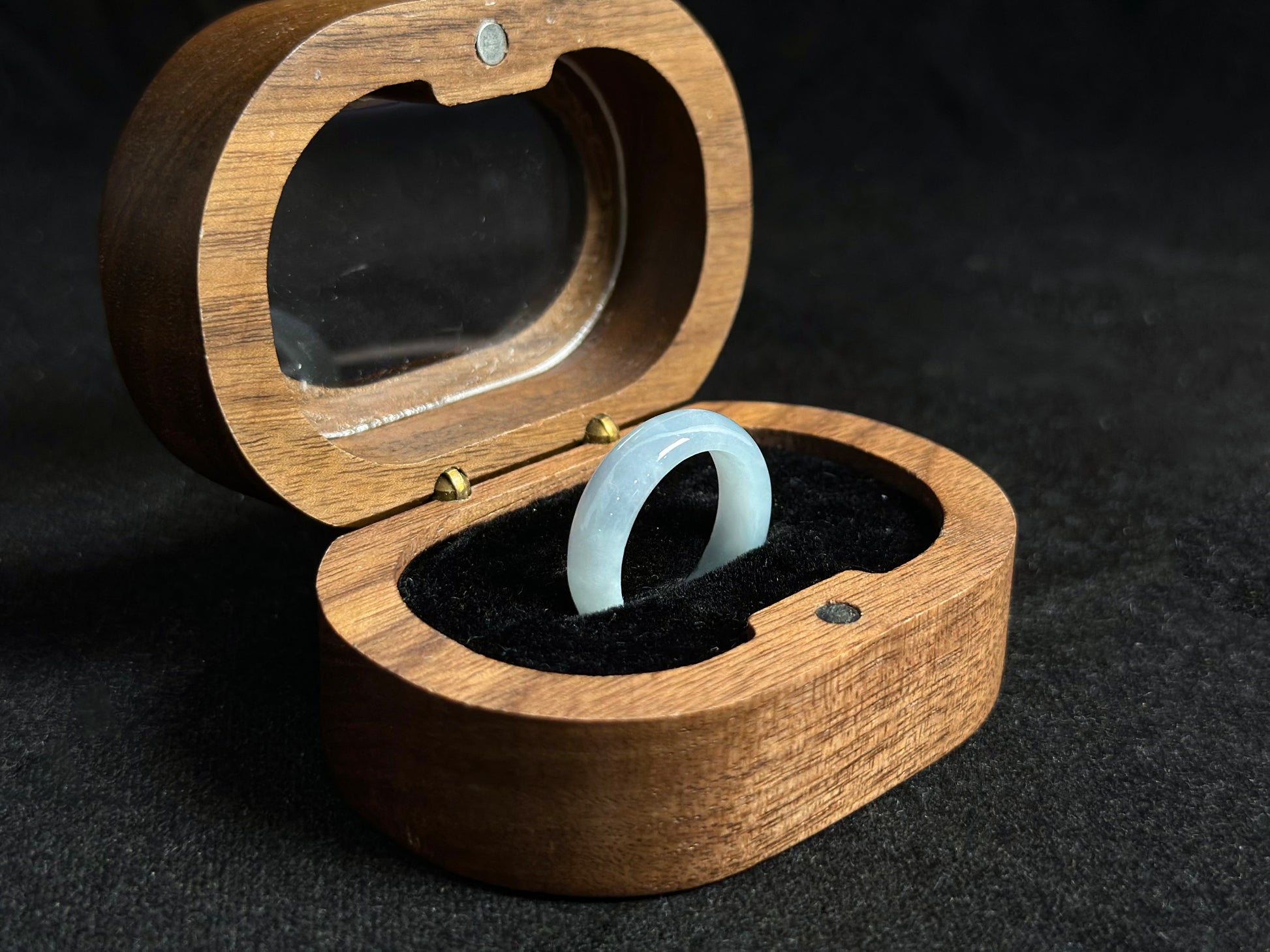 This elegant ring features white jadeite with a delicate icy transparency.