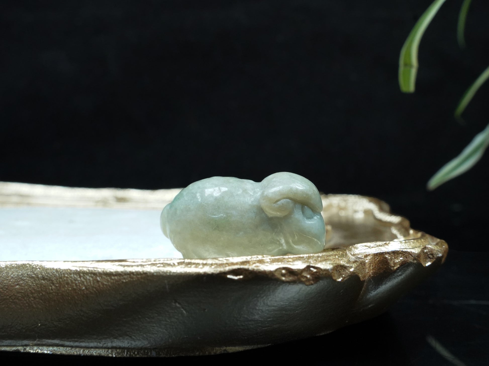 A soft ivory white sheep loose jadeite.