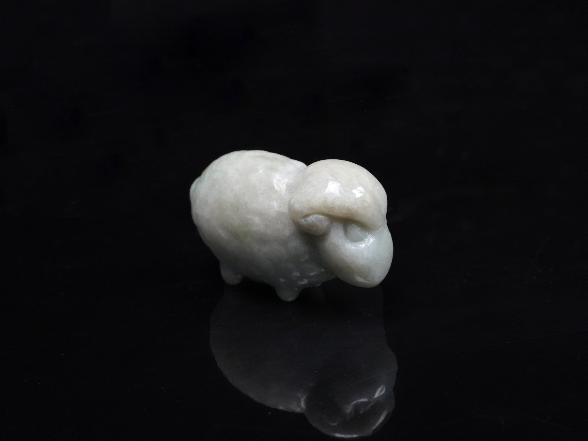 A soft ivory white sheep loose jadeite.